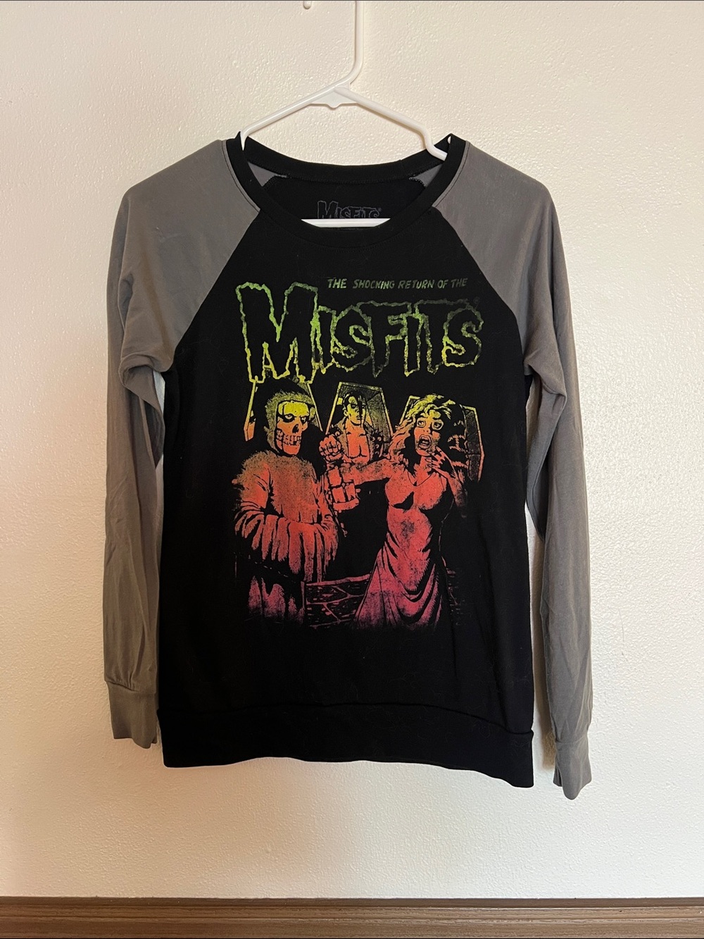 Women's Long Sleeve Raglan Tee in Black and Gray